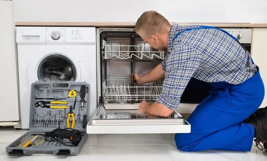 Kızılcahamam Vaillant servisi teknisyen ekibi beyaz eşya tamiri yaparken